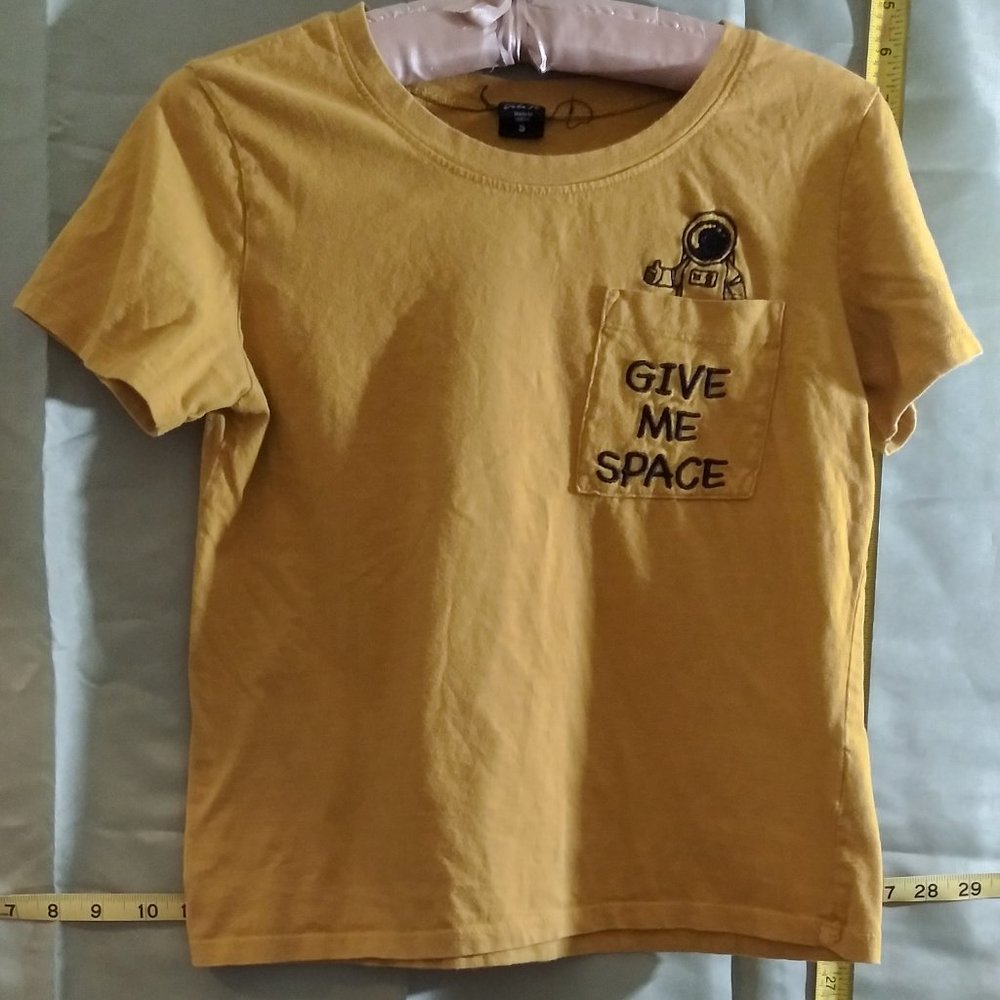 Give Me Space Yellow Graphic Pocket Tee by Vibe N', Juniors size S